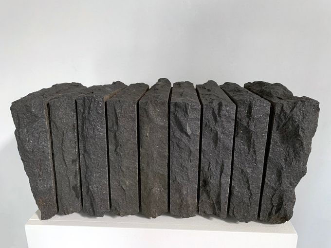 Uden titel. Skulptur af granit og gummi, 20 x 42 x 20 cm - 13.000 kr. (kan stå udendørs)