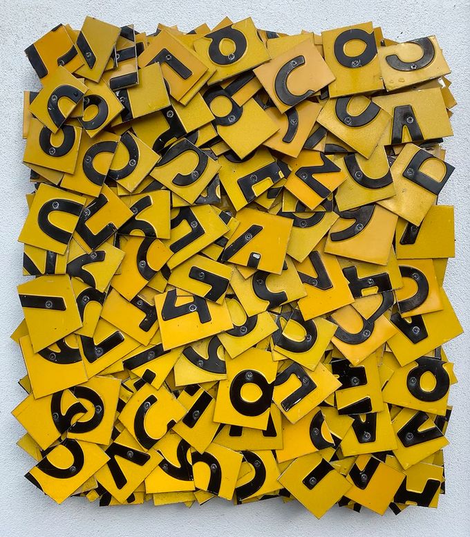 ”Gul grafisk komposition”, 45 x 50 cm, letmetal (gule nummerplader)	- 8.000 kr.