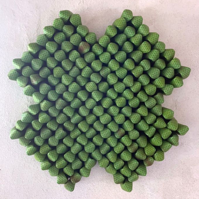 Uden titel, (”fletning”, kryds), armeret grøn plast, 40 cm x 40 cm. - 6.000 kr.