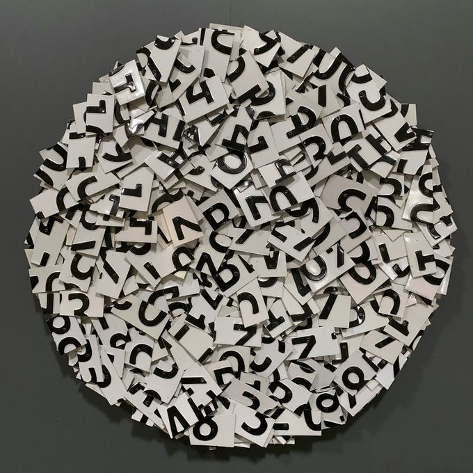 Uden titel, assemblage-relief, letmetal (hvide nummerplader), ø: 75 cm - 15.000 kr.